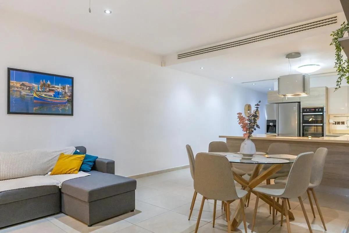 Modern 2 Double Bedroom Apartment Yard & Fully Ac Marsaskala