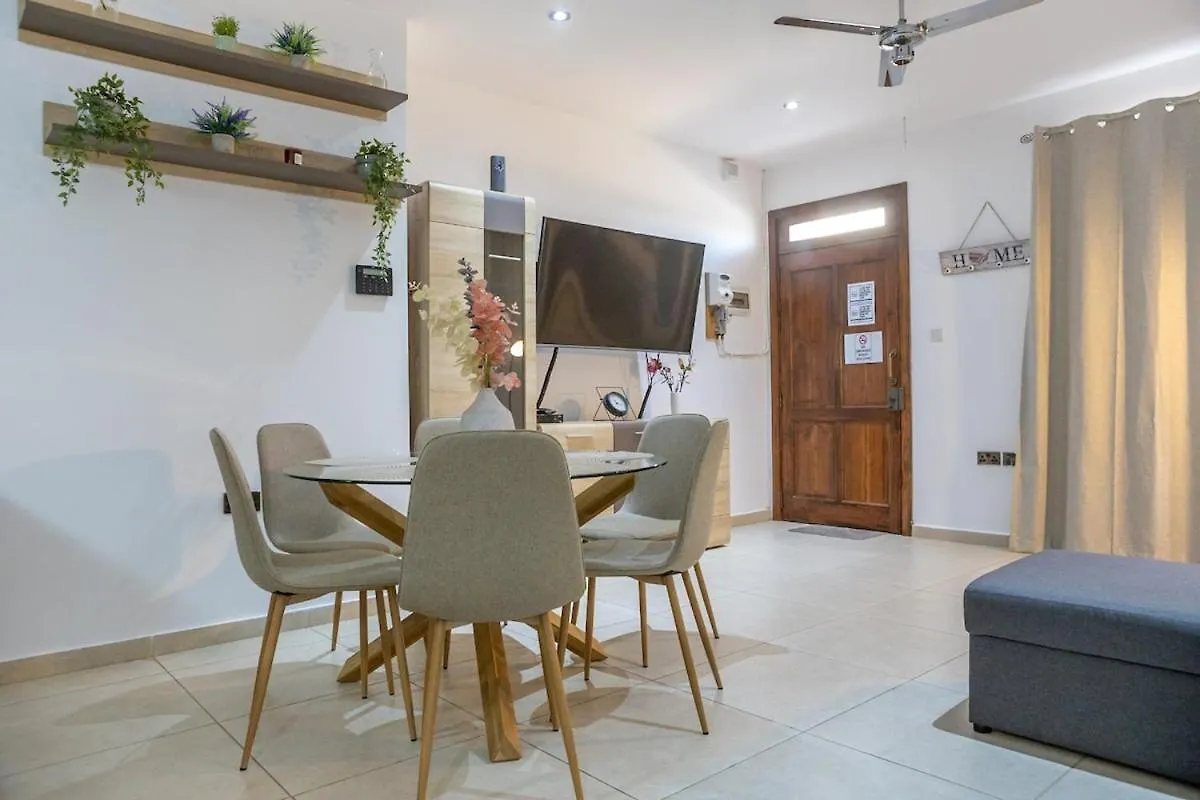 Modern 2 Double Bedroom Apartment Yard & Fully Ac Marsaskala