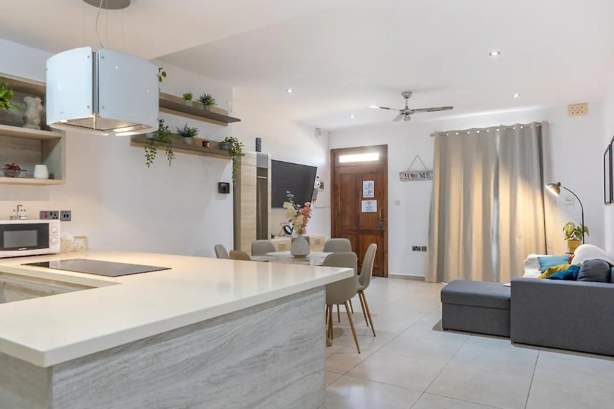 Modern 2 Double Bedroom Apartment Yard & Fully Ac Marsaskala